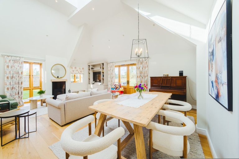 Room 2, The Old Stables - Cotswolds Country Retreat With Shepherd s Hut, Swindon
