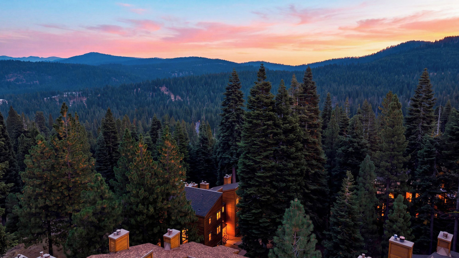 Interior 5, Northstar Pines by Avantstay Pine-view Deck Shared Pool + Spa Steps to Northstar Shuttle, Placer