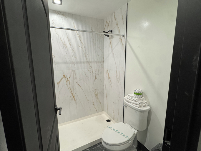 Bathroom 5, City Center Hotel Los Angeles, Los Angeles