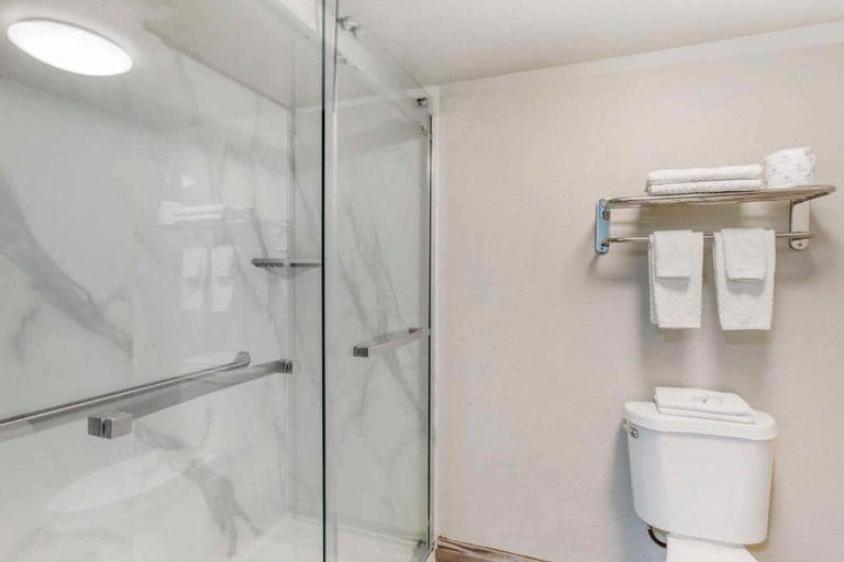 Bathroom 4, Quality Inn Show Low, Navajo
