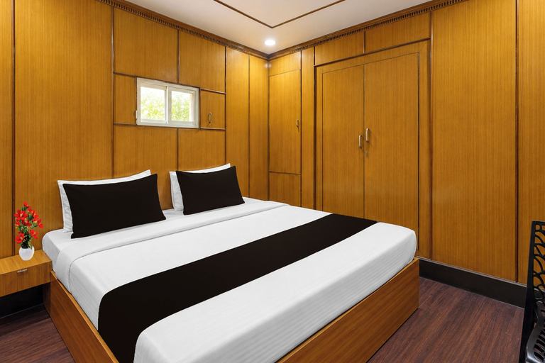 Room 5, Hotel O Lakdi Ka Pul, Hyderabad