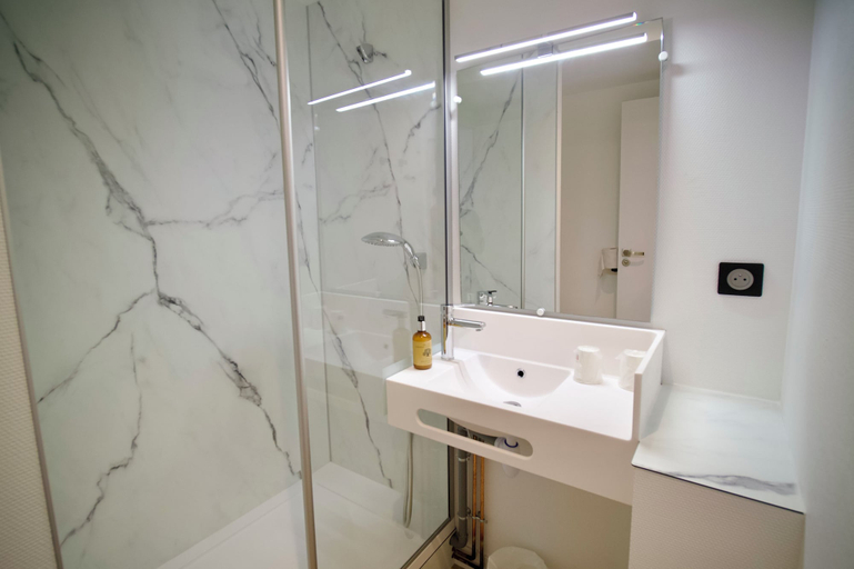 Bathroom 4, Le Voltaire, Ille-et-Vilaine