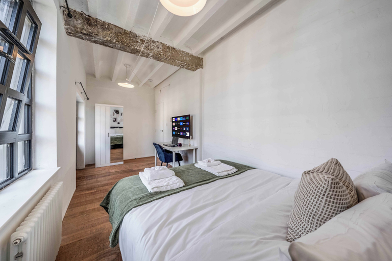 Room 5, Luxe Penthouse with Balcony & Parking, London