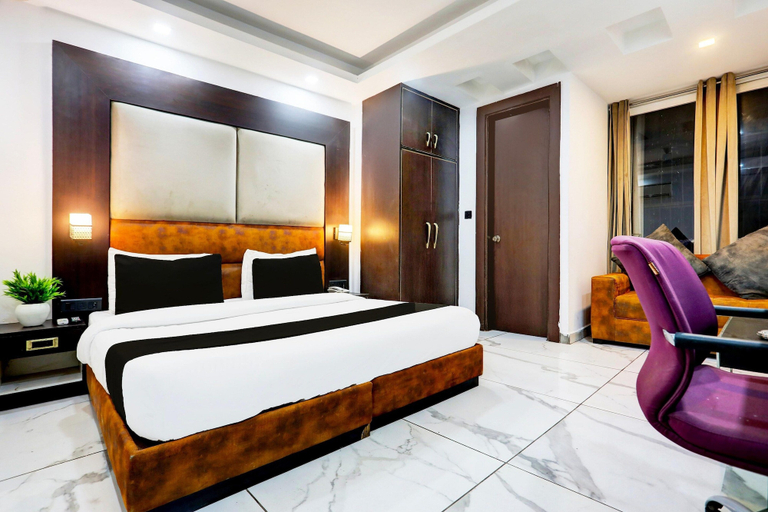 Room 2, Super Townhouse Sector 52, Gurgaon