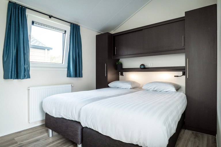 Room 2, Comfortable Forest Chalet Near Beach, Texel