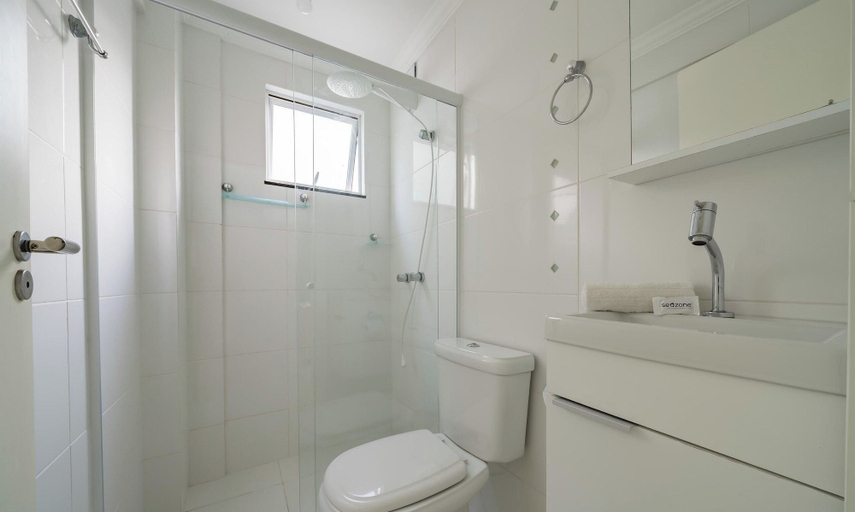 Bathroom, 2-bed Apt w/ BBQ - Downtown Bombinhas Caa103, Bombinhas