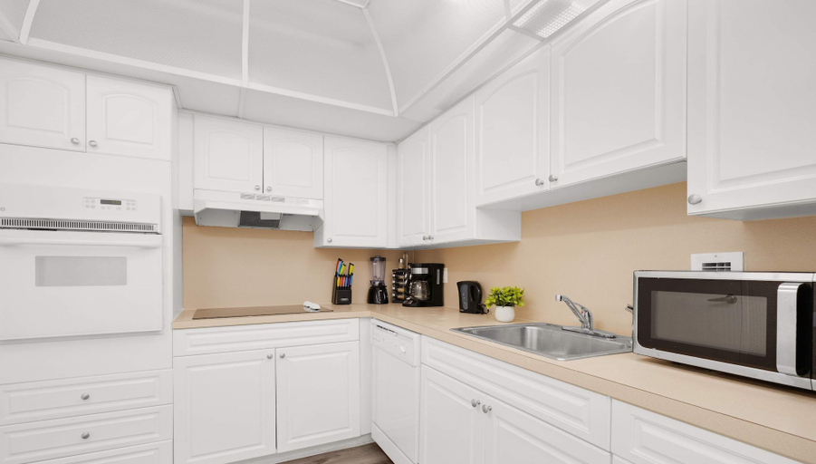 Room 4, Modern Hollywood Beach Escape - City Views, Broward