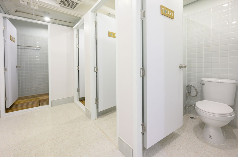 Bathroom 5, REST IS MORE Hostel, Pom Pram Sattru