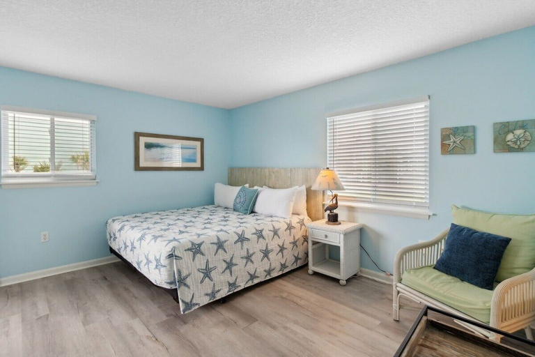 Room 3, Beachfront Condo Pool Sleeps 6, Nassau