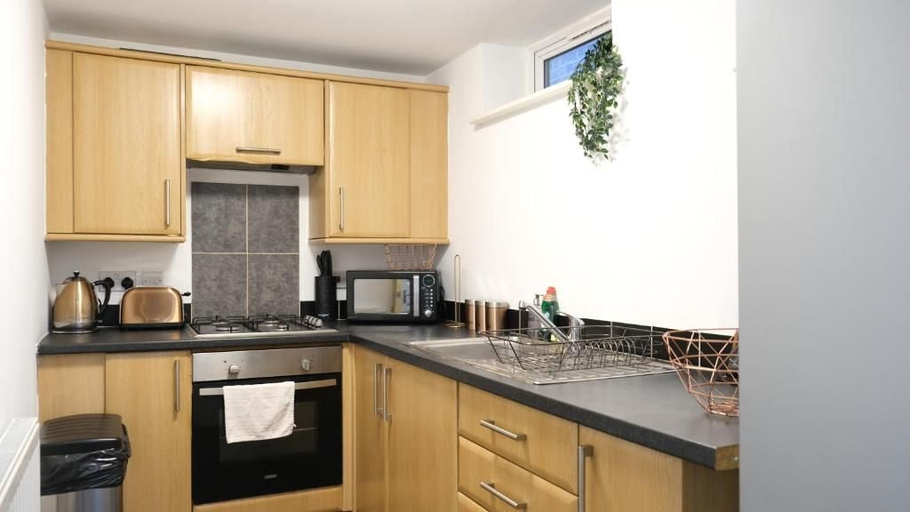 Private kitchen, Modern 2-Bed Flat, Bedford, Bedfordshire