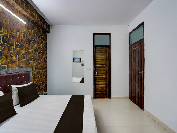 Room 4, Classic With Balcony The Cloud inn Hotel Grand, Gautam Buddha Nagar