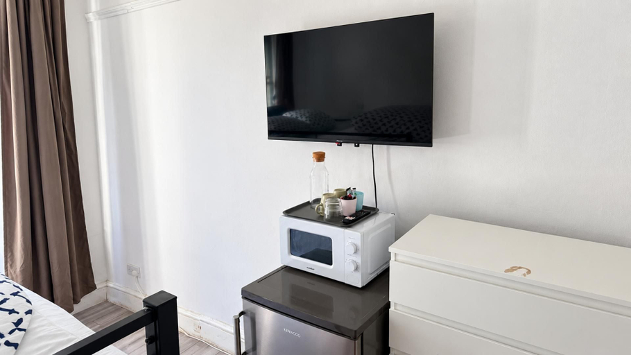 Room 2, Ensuite Studio, Sleeps 4 With Wifi, London