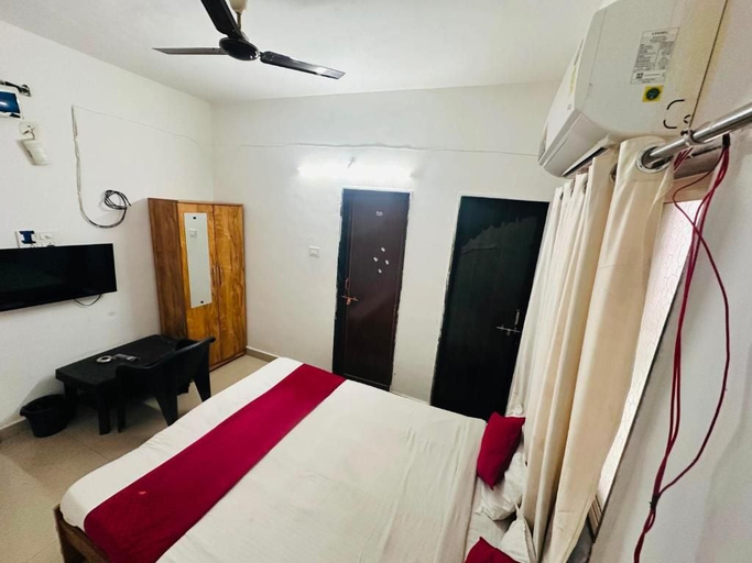 Room 4, Hotel Deluxe, Pune
