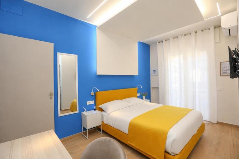 Room 2, Ricomincio da Tre, Napoli
