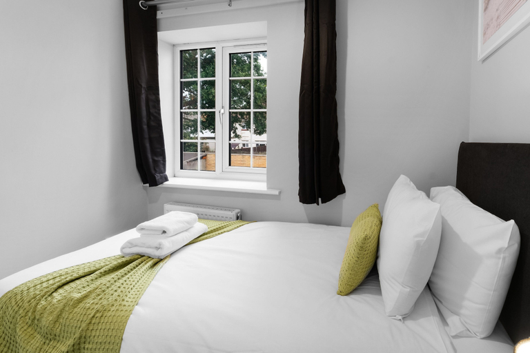 Room 4, Dudley Gardens 3 Bedroom 1 Bath Hse, Poole