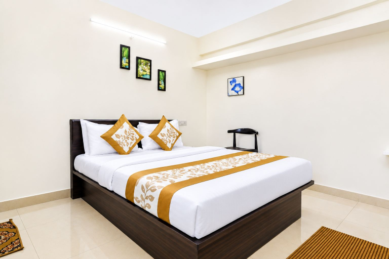 Room 3, Royal Komfort Inn By ReV-Kalyani Nagar, Pune