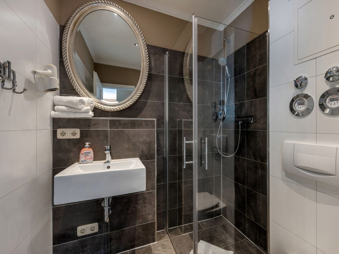 Bathroom 5, 5, Residence Dunenstrasse, Vorpommern-Rügen