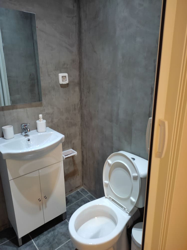 Bathroom 5, Double M, Attica