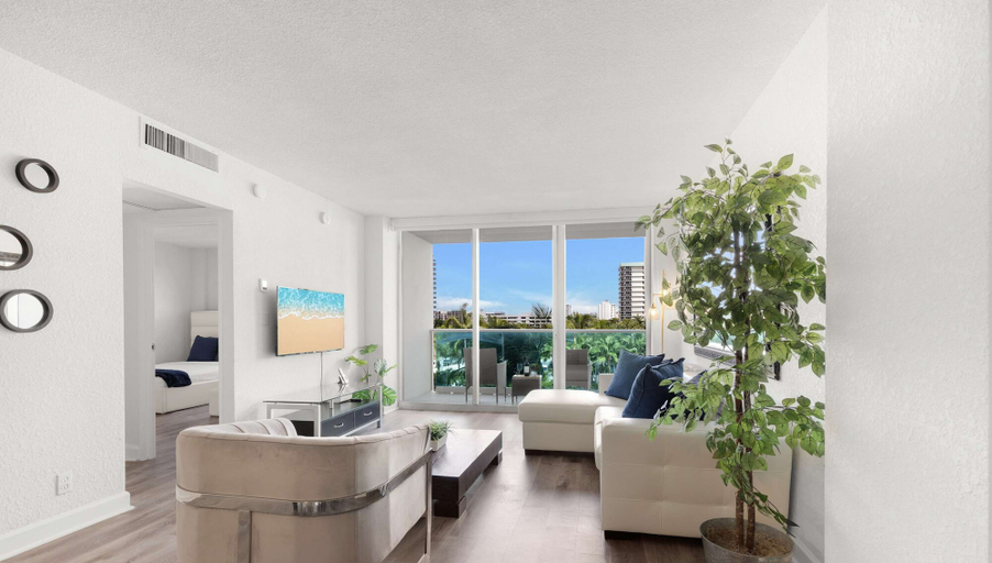 Room 2, Modern Hollywood Beach Escape - City Views, Broward
