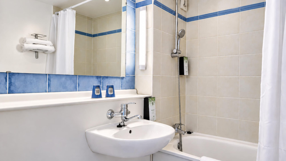 Bathroom, Kyriad Tarbes - Bastillac, Hautes-Pyrénées