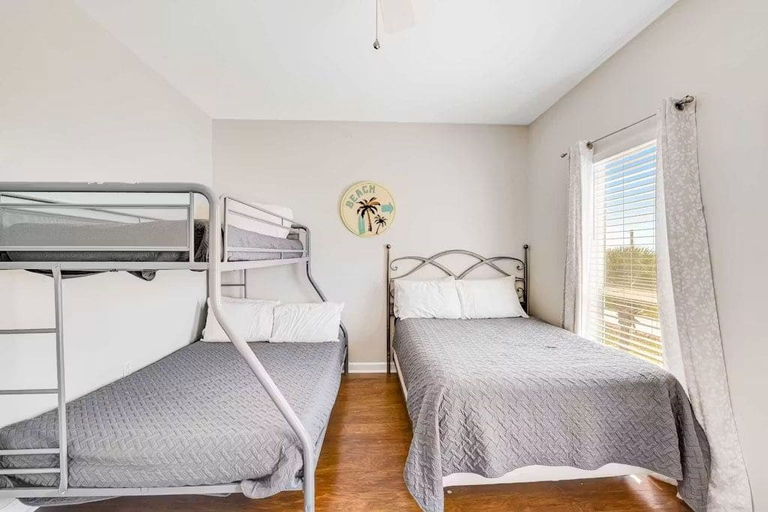 Room 4, Family Friendly Home With Private Pool and Dock on the Bay, Baldwin