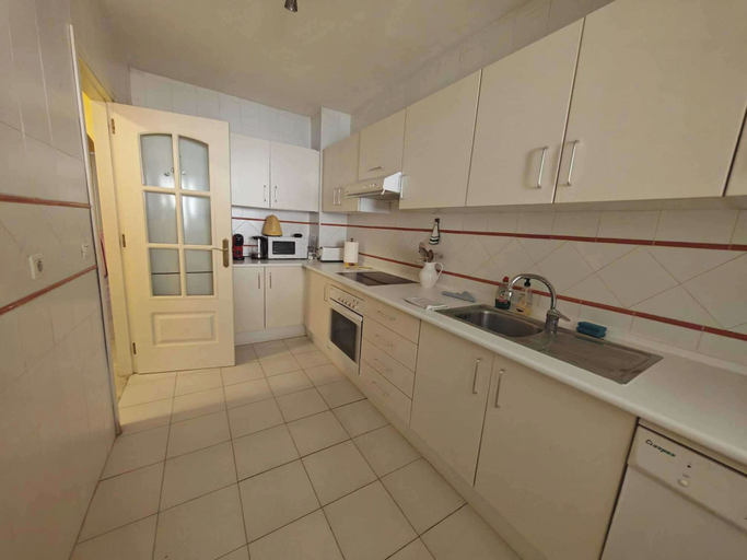 Private kitchen 3, Apartment Sleeps 8 With Pool and Parking, Málaga