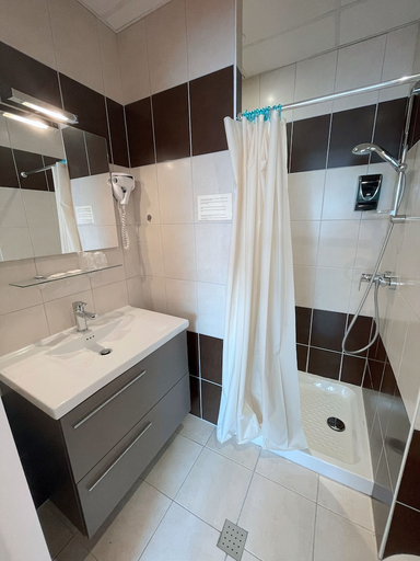 Bathroom 5, Hôtel Le Ronchamp, Haute-Saône