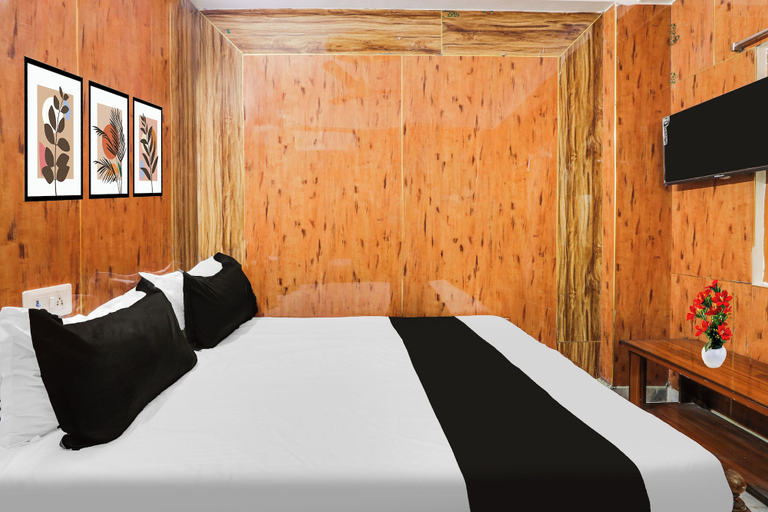 Room 3, Hotel O Chowrasta Near Congress Bhavan, Warangal