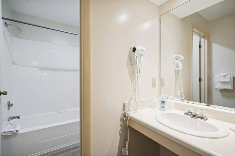 Bathroom 5, Cedarbrook Two bedroom Suite 10102, Windsor