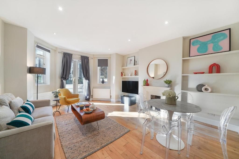 Living area 3, HR2 - Charming 1-Bed near Holland Park, London