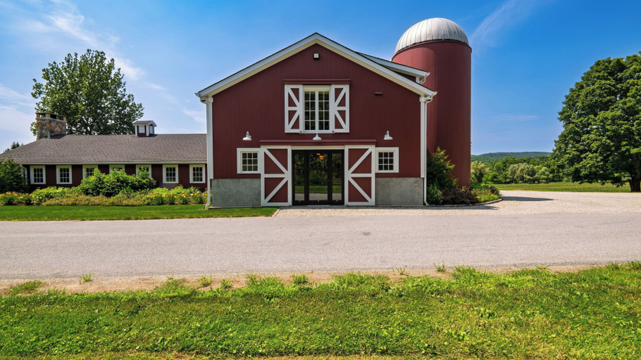 Interior 5, The Bear Barn by Avantstay 150-acre Historic 1860 Barn Fire Pit + Mountain Views, Dutchess