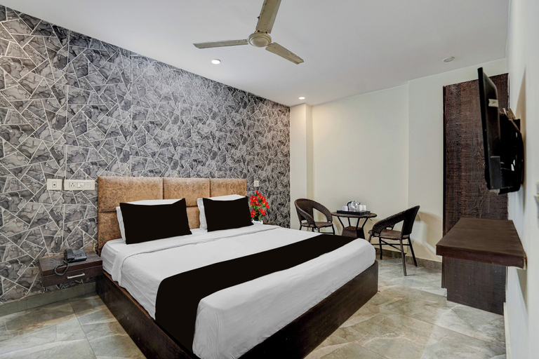 Room 4, Deluxe Hotel Krishna, Faridabad