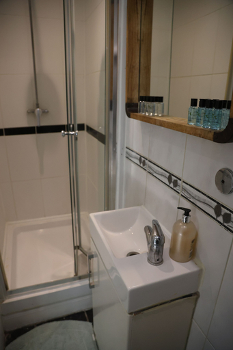 Bathroom 2, The Good Vibe, London