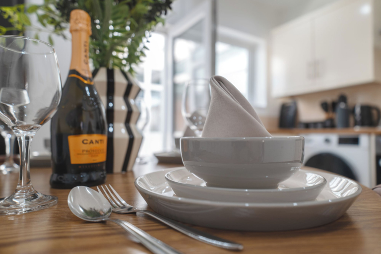 In-room dining 3, Cosy 2-Bed Home in Mansfield, Nottinghamshire