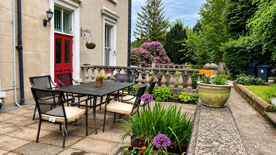 Outdoor dining, Victorian Apt, Sleeps 2-4 With Private Garden, Derry and Strabane