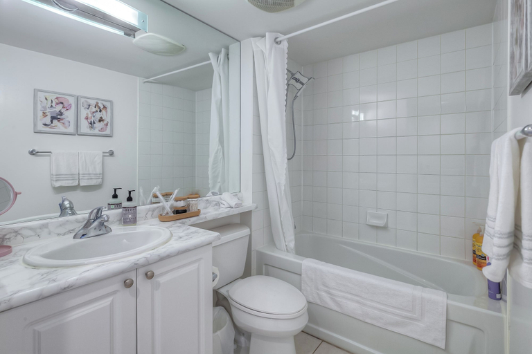 Bathroom 5, Ivy Hall Hotel & Suites, Toronto