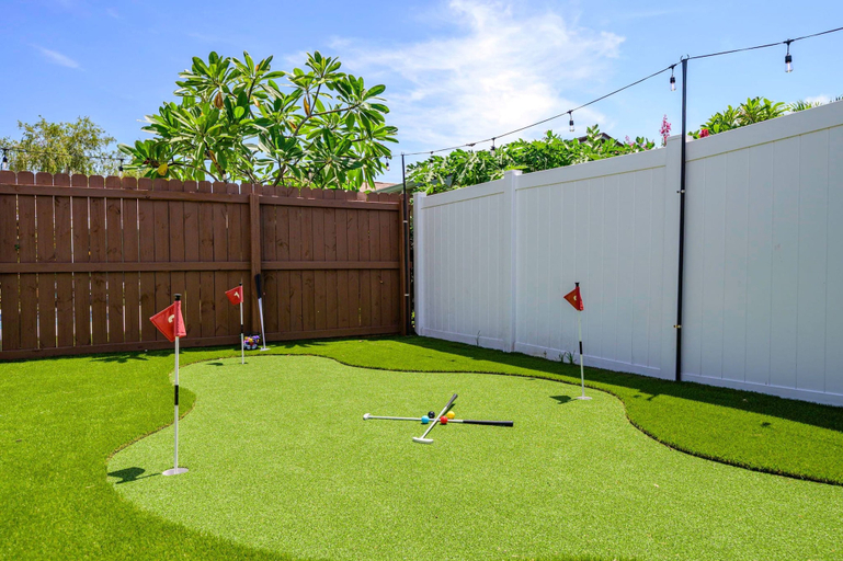 Room 5, Pool Hot Tub Putt Putt Game Room Karaoke, Pinellas