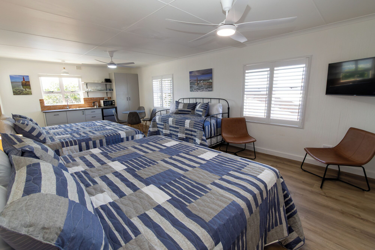 Room 2, Stilbaai Harbour Inn, Eden