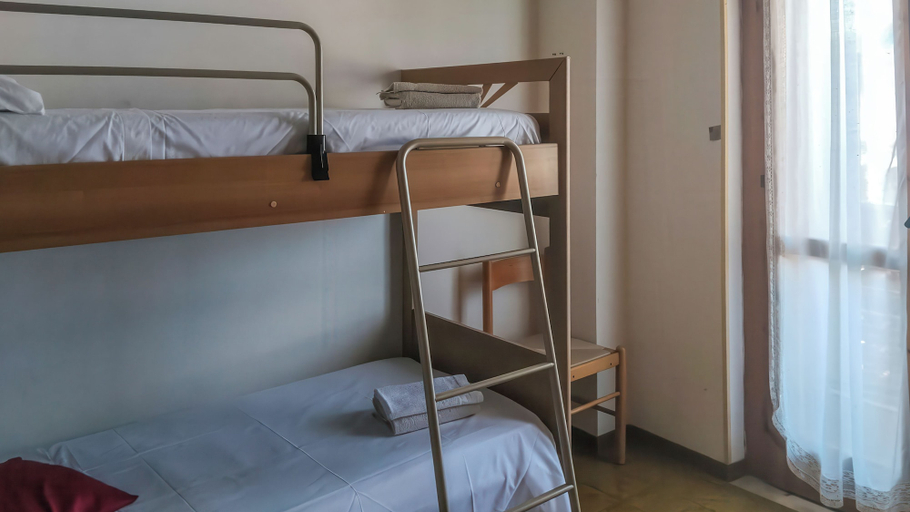 Room 2, Eden Scalea, Cosenza