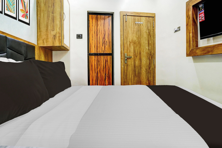 Room 5, Hotel O Santacruz Railway Junction, Mumbai Suburban