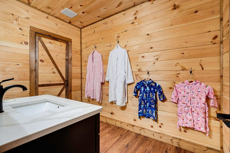 Room 2, Black Bear Ln in Sevierville, Sevier