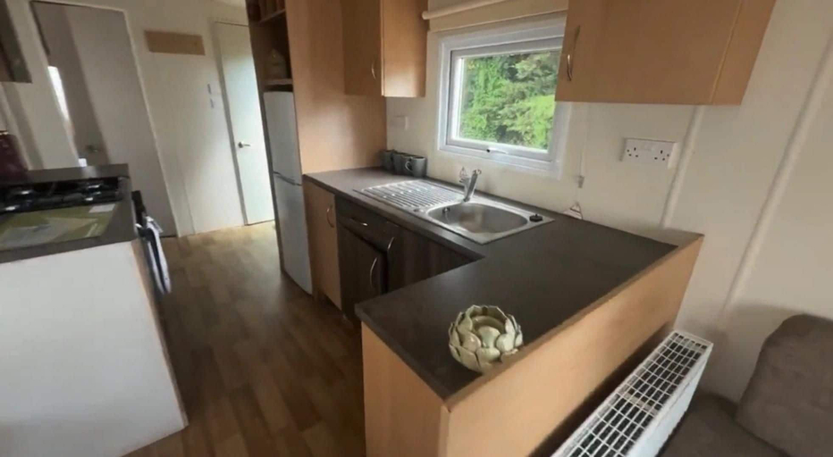 Private kitchen 5, Cabin Sleeps 4 With Indoor Pool and Patio, Suffolk