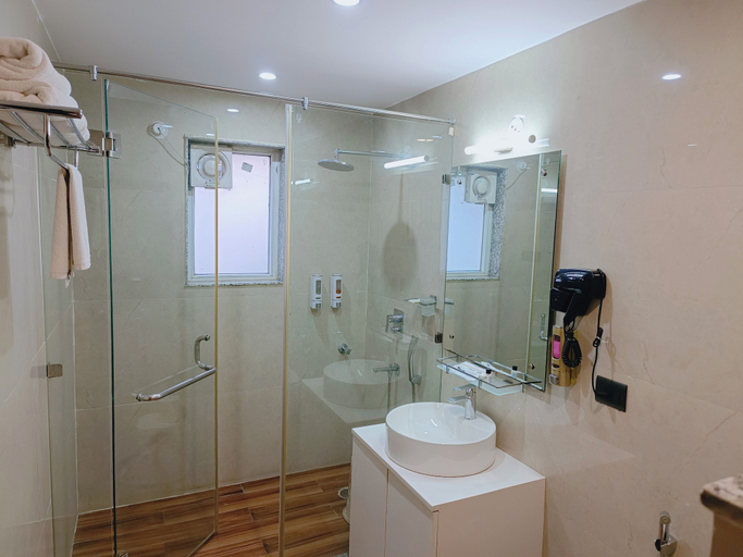 Bathroom 5, 7 Hills Hotel & Resort, Nalanda