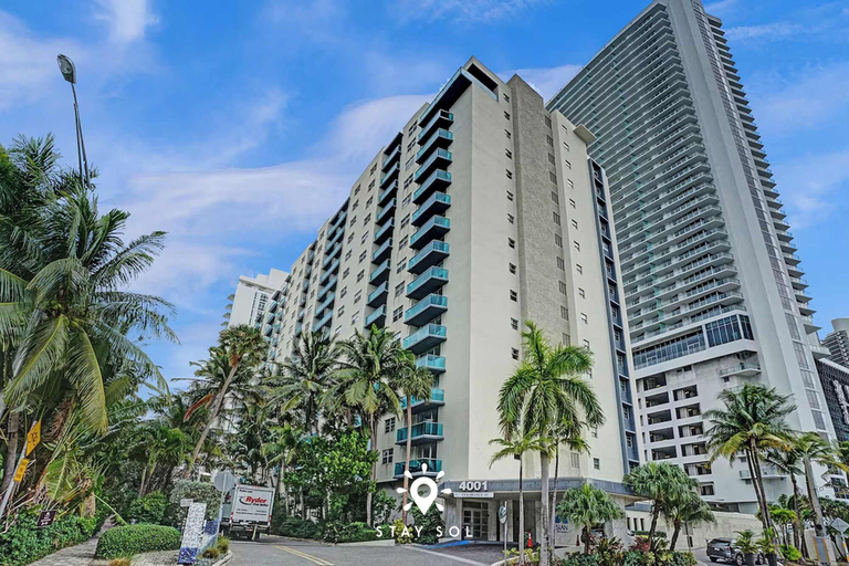 Room 5, Modern Hollywood Beach Escape - City Views, Broward