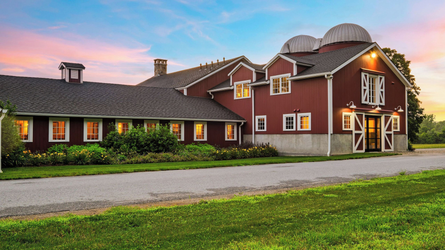 Interior 3, The Bear Barn by Avantstay 150-acre Historic 1860 Barn Fire Pit + Mountain Views, Dutchess