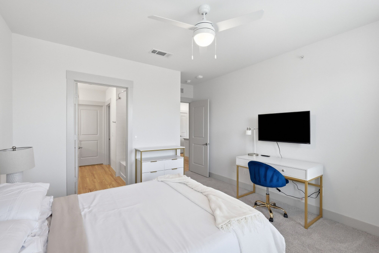 Room 1, Stylish 2BR near PGA & Universal Studios, Collin