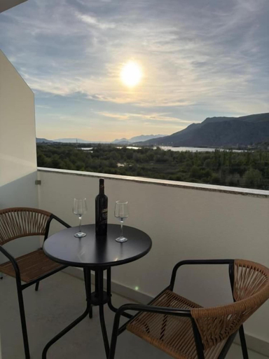 Outdoor dining 5, Petro Rooms and View, Shkodrës