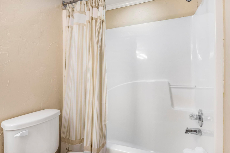 Bathroom 3, Romar Place 1105, Baldwin