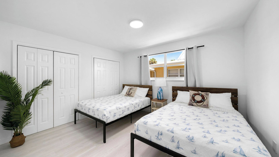 Room 5, Fisherman's Cottage by Avantstay Lake Patio + Firepit + Grill Vanderbilt Beach, Collier