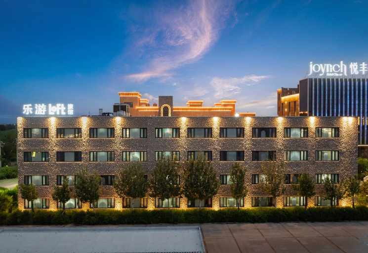 Exterior & Views